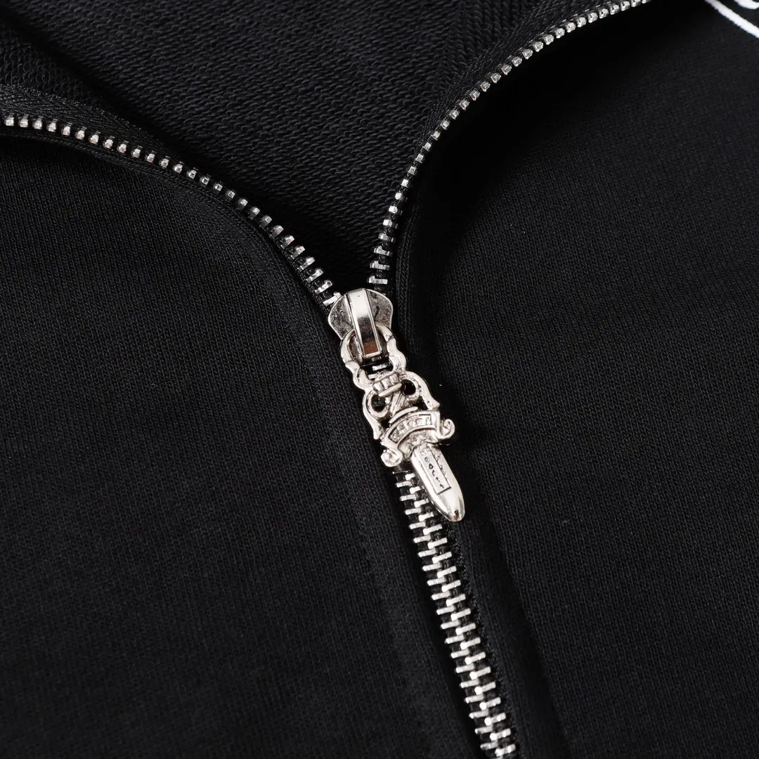 Q18—P230 -Chrome Hearts/Chrome Hearts printed zipper sweatshirt cardigan jacket -420 grams of high-density, high-quality wool, soft, delicate and skin-friendly, soft and silky to the touch, warm and skin-friendly -The hardware zipper accessories are all customized and full of details -Colour: black -Size: S M L XL